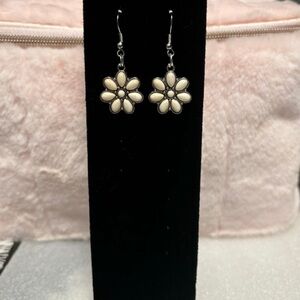 Cream Flor - Flower Earrings